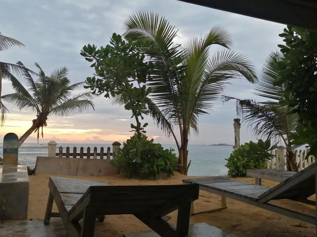 Happy Beach Villa Resort Unawatuna Kültér fotó