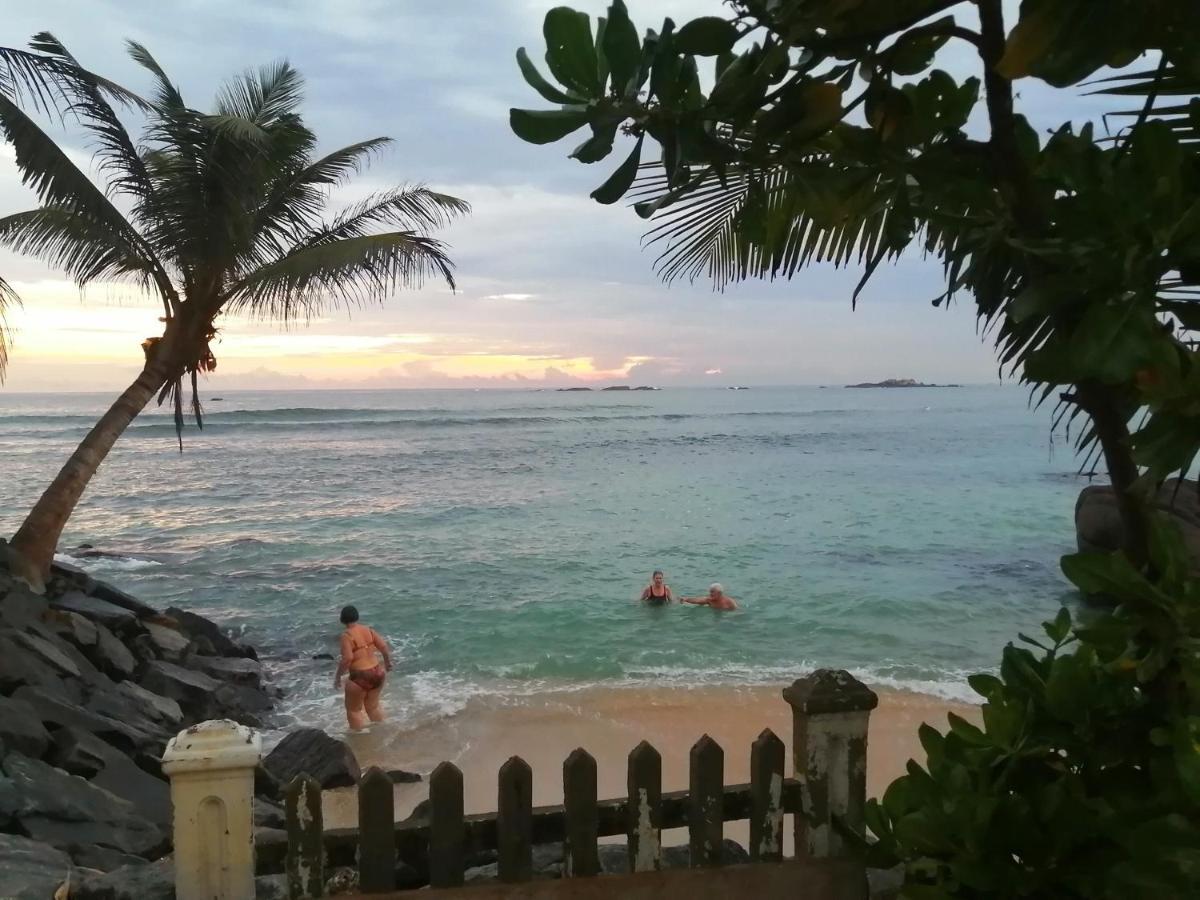 Happy Beach Villa Resort Unawatuna Kültér fotó